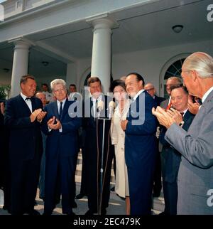 Presentazione di una medaglia d'oro del Congresso a Bob Hope, 12:10. L'attore e comico, Bob Hope, fa commenti dopo aver ricevuto la medaglia d'oro del Congresso, presentata dal presidente John F. Kennedy in riconoscimento dei suoi servizi al paese come intrattenitore durante la seconda guerra mondiale Da sinistra a destra: Non identificato; Rappresentante Michael A. Feighan (Ohio); Presidente Kennedy; moglie di Hopeu2019s, Dolores Hope; Sig. Hope; non identificato (dietro MR. Hope); Senatore Stuart Symington (Missouri); Rappresentante Carl Albert (Oklahoma); Rappresentante Leslie C. Arends (Illinois). Anche nella foto (in piedi a sinistra Foto Stock