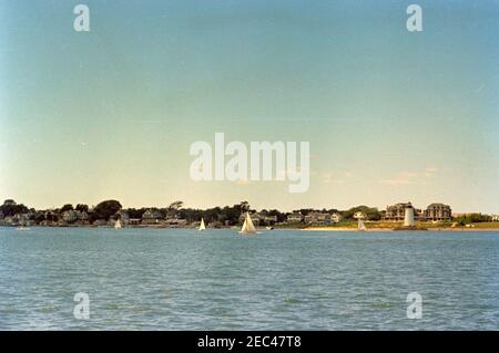 Weekend del Labor Day al porto di Hyannis: La famiglia Kennedy e gli amici navigano a bordo del Honey Fitz, alle 11:47. Vista dall'acqua al largo della costa di Hyannis Port, Massachusetts, durante il fine settimana del Labor Day. Foto Stock