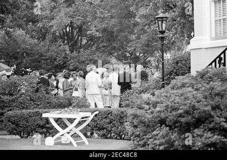 Il Presidente Kennedy vede la Marine Corpsu0027 Evening Parade, presso le Marine Barracks Washington, D.C. (8th u0026 i Streets, se), alle 21.00. Gli ospiti assistono ad un ricevimento nel giardino della Casa Commandantu2019s presso la Marina Barracks (u201c8th u0026 Iu201d) a Washington, D.C. Foto Stock