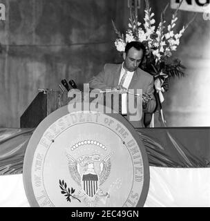 Viaggio in Louisiana e Florida: New Orleans, Louisiana, indirizzo al Nashville Avenue Wharf Dedication, 10:30. Un membro non identificato dello staff della White House Communications Agency (WHCA) prepara le attrezzature per il discorso del presidente John F. Kennedyu2019 alla cerimonia di dedizione per Nashville Avenue Wharf, un nuovo terminal portuale presso il porto di New Orleans a New Orleans, Louisiana. [Fotografia di Harold Sellers] Foto Stock
