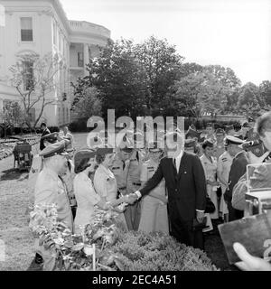 Visita dei cadetti della pattuglia aerea civile, 9:50. Il presidente John F. Kennedy visita con un gruppo di cadetti di pattuglia aerea civile nel Rose Garden della Casa Bianca, Washington, D.C. da sinistra a destra: Uomo non identificato, Cadet 1. Tenente Patricia Jean Lewis della Virginia Occidentale (scuotendo le mani con il presidente), Cadet 2° tenente Lynn Ann Brusin dal New Mexico, Cadet 2° tenente Ronald Lang dalla Pennsylvania, Cadet Capitano James David Tegeder dal Minnesota, Cadet Capitano Burton C. Andrus III dal Montana (molto indietro), Cadet Major Julianne G. Glowacki dal Massachusetts, Presidente Kennedy, Cadet 1° L. Foto Stock