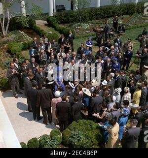 Visita dei parlamentari Messico-Stati Uniti, ORE 12:08. Il presidente John F. Kennedy (sinistra) si rivolge ai membri del gruppo interparlamentare Messico-Stati Uniti. Nella foto sono inoltre raffigurati: Il senatore Daniel Inouye (Hawaii); il funzionario della White House Communications Agency (WHCA), Joseph W. Culbreth; lo stenografo della Casa Bianca, Jack Romagna; il corrispondente della Casa Bianca per la National Broadcasting Company (NBC), Sander Vanocur; il corrispondente della Casa Bianca per United Press International (UPI), Helen Thomas. Rose Garden, White House, Washington, D.C. [per un elenco completo dei partecipanti, vedere il programma del Presidente 2019.] Foto Stock