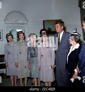 Visita dei rappresentanti del corpo dell'Esercito di Womenu0027s per il 20° anniversario, Ufficio ovale, 11:45. Il presidente John F. Kennedy visita con i rappresentanti del corpo dell'Esercito di Womenu2019s (WAC) in merito al corpsu2019 20° anniversario. Da sinistra a destra: Direttore designato del WAC, il tenente colonnello Emily C. Gorman; ex direttore del WAC, il colonnello Irene O. Galloway; ex direttore del WAC, il colonnello Westray Battle Leslie; direttore del WAC, il colonnello Mary Louise Milligan Rasmuson; presidente Kennedy; ex direttore del WAC, il colonnello Mary Hallaren; Segretario dell'Esercito, Elvis J. Stahr, Jr. Ufficio ovale Foto Stock