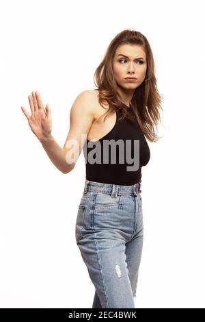 arrabbiato giovane donna frustrato su sfondo bianco Foto Stock