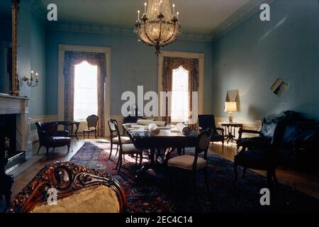 Camere Casa Bianca: Ufficio ovale, Cross Hall, East Room, China Room, Vermeil Room, Monroe (Trattato) Room, Red Room, state Dining Room, Biblioteca. View of the Monroe Room (in seguito chiamata The Treaty Room), White House, Washington, D.C. [Note: Si tratta di una copia negativa fatta o fornita alla Casa Bianca in collaborazione con la Casa Bianca Historical Associationu0027s 1962 pubblicazione di u0022The White House: Una guida storica, u0022 fotografia da parte del personale della Società geografica Nazionale.] Foto Stock