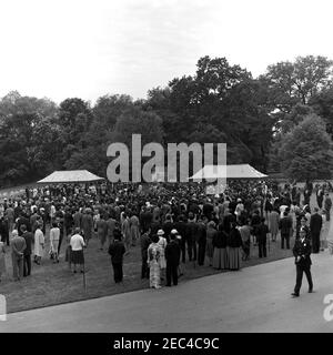 Accoglienza per studenti stranieri, 15:55. Accoglienza per studenti stranieri al South Lawn of the White House, Washington, D.C. gli ospiti includono studenti delle seguenti istituzioni della zona di Washington, D.C.: American University, Catholic University of America, Gallaudet College, George Washington University, Georgetown University, Howard University, Johns Hopkins University School of Advanced International Studies, Trinity College (Washington, D.C.), University of Maryland e Dunbarton College of Holy Cross. Foto Stock