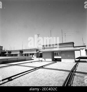 Prima Lady Jacqueline Kennedyu2019s (JBK) viaggio in India e Pakistan: White House Army Signal Agency / White House Communications Agency (WHASA / WHCA) preparazione del personale. Vista delle antenne sul tetto di un edificio non identificato come White House Army Signal Agency / White House Communications Agency (WHASA / WHCA) personale allestito attrezzature di comunicazione per la prima Lady Jacqueline Kennedyu2019 viaggio in India e Pakistan. Foto Stock