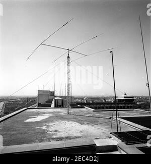 Prima Lady Jacqueline Kennedyu2019s (JBK) viaggio in India e Pakistan: White House Army Signal Agency / White House Communications Agency (WHASA / WHCA) preparazione del personale. Vista delle antenne sul tetto di un edificio non identificato come White House Army Signal Agency / White House Communications Agency (WHASA / WHCA) personale allestito attrezzature di comunicazione per la prima Lady Jacqueline Kennedyu2019 viaggio in India e Pakistan. Foto Stock