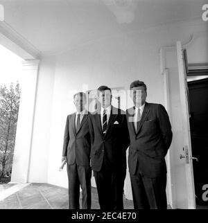 Il presidente Kennedy con Robert F. Kennedy (RFK) u0026 Edward M. Kennedy (EMK). Il presidente John F. Kennedy si pone con i suoi fratelli nel West Wing Colonnade fuori dall'Oval Office, White House, Washington, D.C. (L-R) il procuratore generale Robert F. Kennedy; il senatore Edward M. Kennedy (Massachusetts); il presidente Kennedy. Foto Stock