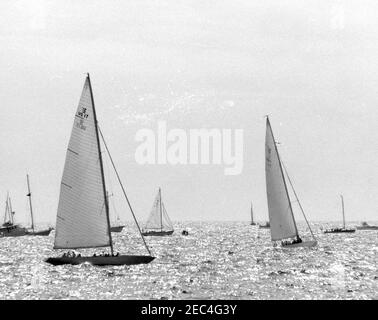 Il presidente Kennedy si accuda alla prima gara di Coppa Americau0027s. Gli Yachts u201cWeatherlyu201d (a sinistra; del New York Yacht Club) e u201cGretelu201d (a destra; del Royal Sydney Yacht Squadron in Australia) gareggiano nella prima gara della 1962 Americau0027s Cup al largo della costa di Newport, Rhode Island. Foto Stock