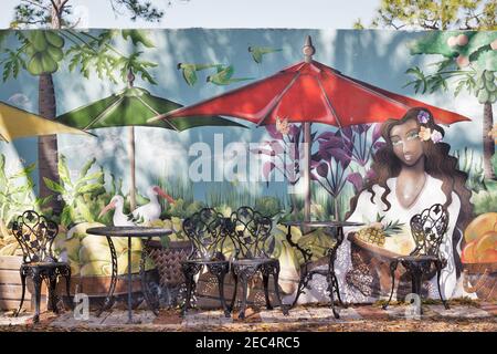 Un'area da pranzo all'aperto con murale ai Giardini Botanici della Florida a Largo, Florida. Foto Stock