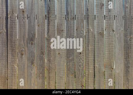 Legno background.A recinzione rustica fatto di tavole non dipinte con fessure e chiodi. Foto Stock