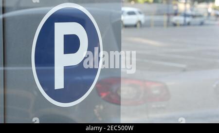 Segnale del parcheggio come simbolo di difficoltà di traffico e problemi di trasporto nelle trafficate aree urbane degli Stati Uniti. Parcheggio pubblico a pagamento nel centro di San D Foto Stock