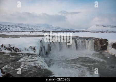 Cascata Godafoss in Islanda in una giornata invernale innevata Foto Stock