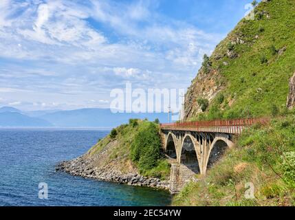 Vecchio ponte in cemento armato vicino al lago Baikal. Ferrovia circo-Baikal. Regione di Irkutsk. Russia Foto Stock