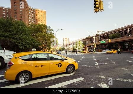 Un taxi al semaforo sotto il ponte di Brooklyn A Manhattan Foto Stock