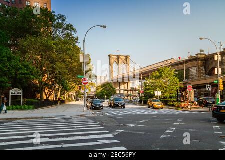 Il traffico a Robert F. Wagner Sr. Place Road vicino al Ponte di Brooklyn Foto Stock