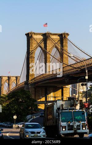 Camion e veicoli nel traffico sotto il ponte di Brooklyn a Manhattan, New York City Foto Stock