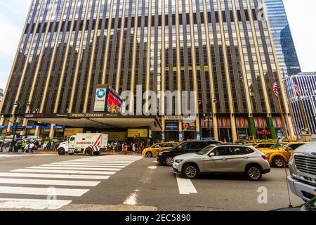 Vista della Penn Station e del Madison Square Garden dalla strada di fronte all'ingresso con traffico, auto e taxi Foto Stock