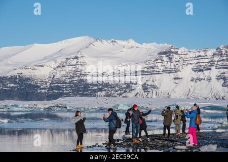 Jokulsarlon Islanda - Febbraio 17. 2019: I turisti che si divertono nella laguna glaciale di jokulsarlon meta turistica Foto Stock