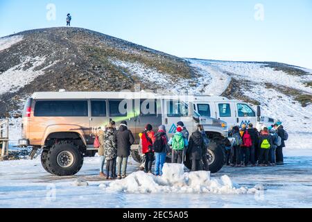 Jokulsarlon Islanda - Febbraio 17. 2019: Guida che parla con i turisti in attesa di lin per entrare in un pulmino modificato Heavili sulla strada per le grotte di ghiaccio Foto Stock