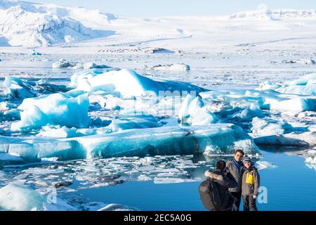 Jokulsarlon Islanda - Febbraio 17. 2019: I turisti che si divertono nella laguna glaciale di jokulsarlon meta turistica Foto Stock