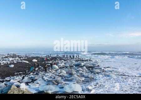 Jokulsarlon Islanda - Febbraio 17. 2019: Turisti tra la spiaggia breidamerkursandur, spesso chiamato Diamond Beach Foto Stock