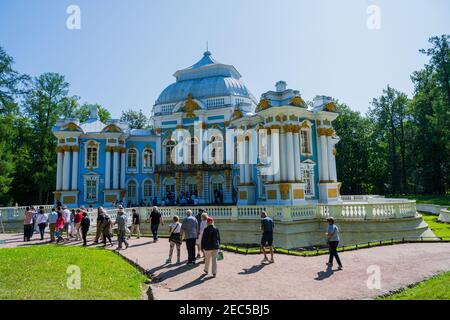 San Pietroburgo, Russia -- 22 luglio 2019. Foto dei turisti che visitano i quartieri degli ospiti nel palazzo estivo di San Pietroburgo, Russia. Foto Stock