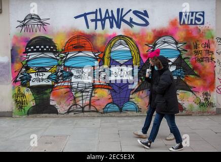 'Grazie NHS' graffiti su un fronte di negozi a New Oxford Street, Londra, Inghilterra, Regno Unito Foto Stock