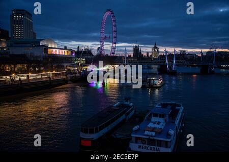 Vista dal ponte di Waterloo che si affaccia a ovest lungo il Tamigi verso il Parlamento al crepuscolo, Westminster, Londra, Inghilterra, Regno Unito Foto Stock