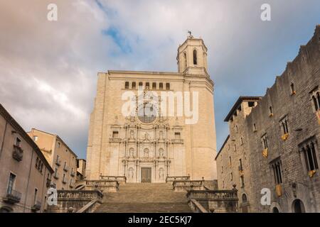 La facciata principale della Cattedrale di Girona con le scale è una chiesa cattolica romana. Luogo di riprese Giochi di Trono di Spade. Catalogna. Spagna. Foto Stock