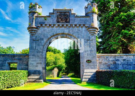 Ingresso arco Castello Grant, ex sede di Clan Grant capi di Strathspe infestato dal fantasma di Lady Barbara Grant, Grantown-on-Spey, Scozia Foto Stock