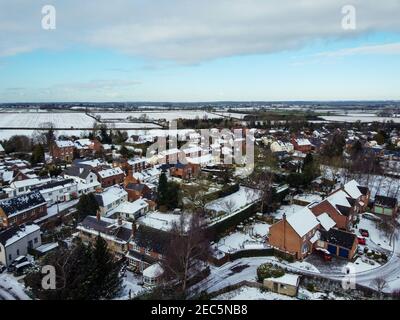 Villaggio inglese in una giornata di sole luminoso, dopo la neve - vista aerea drone. Foto Stock