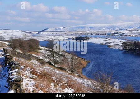 Guardando oltre Booth Wood Reservoir verso Scammonden Bridge, la M62 si estende. Foto Stock