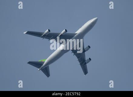 Londra, Regno Unito. 13 febbraio 2021. Traffico aereo su Londra durante la pandemia di Covid-19. AirACT Cargo Boeing 747 (Jumbo Jet) TC-ACF vola su Wimbledon dopo aver lasciato Londra Heathrow sulla strada per Zurigo in cielo frizzante pomeridiano. Credito: Malcolm Park/Alamy. Foto Stock