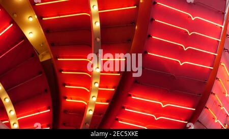 Le vecchie lampade elettriche che funzionano lampeggiano e si illuminano di notte. Primo piano astratto della decorazione del casinò retrò scintillante a Las Vegas, Stati Uniti. Luce di colore Foto Stock