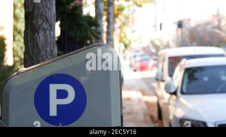 Segnale del parcheggio come simbolo di difficoltà di traffico e problemi di trasporto nelle trafficate aree urbane degli Stati Uniti. Parcheggio pubblico a pagamento nel centro di San D Foto Stock