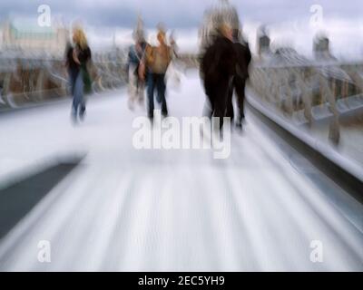 Pedoni che camminano sul Millennium Bridge a Londra vicino a St La cattedrale di Paolo e la galleria Tate Modern Foto Stock