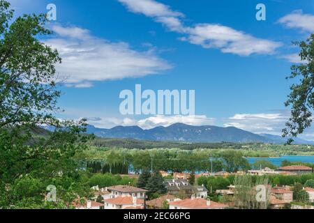 Bellissimo paesaggio con villaggio e lago di Banyoles, il più grande lago della Catalogna, in provincia di Girona, Spagna Foto Stock