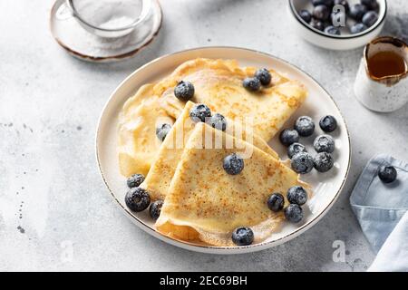 Frittelle dolci fatte in casa su piatto bianco Foto Stock