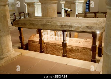Tomba di Bernward nella cripta della Cattedrale dell'Assunzione di Maria a Hildesheim, Germania. Foto Stock