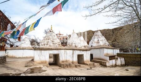 Stupidi e bandiere di preghiera nel monastero degli Alchi, Ladakh Foto Stock