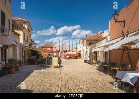 Nin, Croazia, Luglio 2019 persone che cenano in ristoranti all'aperto, vintage, in stile mediterraneo nel vecchio quartiere di Nin villaggio situato su piccola isola Foto Stock