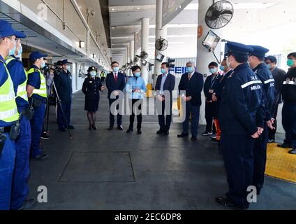 Hong Kong. 13 Feb 2021. Carrie Lam (C), amministratore delegato della Regione amministrativa speciale di Hong Kong (HKSAR), parla con i membri del personale del punto di controllo Lok ma Chau, a Hong Kong, Cina meridionale, 13 febbraio 2021. Credit: Xinhua/Alamy Live News Foto Stock