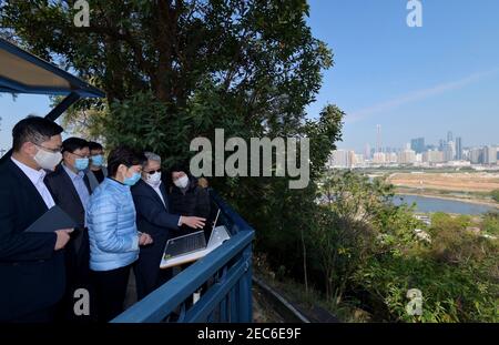 Hong Kong. 13 Feb 2021. Carrie Lam (3° R), amministratore delegato della Regione amministrativa speciale di Hong Kong (HKSAR), ispeziona i progetti di costruzione di Lok ma Chau a Hong Kong, Cina meridionale, 13 febbraio 2021. Credit: Xinhua/Alamy Live News Foto Stock