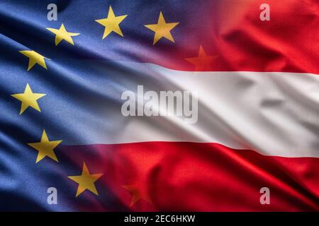 Bandiere di Austria e UE che soffiano nel vento. Foto Stock