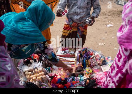 Dhaka, Dhaka, Bangladesh. 13 Feb 2021. I lavoratori di indumenti sono visti acquistare merci di fantasia durante la loro pausa pranzo a Dhaka, Bangladesh. Credit: Fatima-Tuj Johora/ZUMA Wire/Alamy Live News Foto Stock