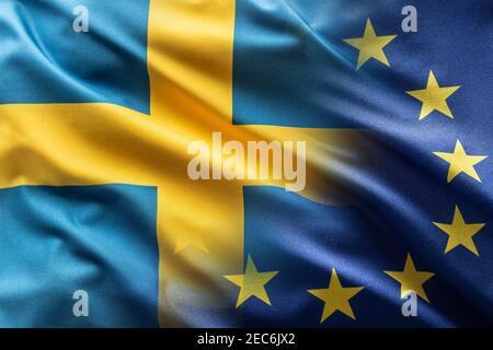 Bandiere di Svezia e UE che soffiano nel vento. Foto Stock