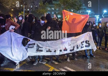 Barcellona, Catalogna, Spagna. 12 Feb 2021. Il manifestante è visto con la bandiera comunista.i gruppi antifascisti di Barcellona hanno dimostrato contro un atto del partito di estrema destra spagnolo, Vox, che ha convocato i sostenitori per la chiusura della campagna politica per le elezioni per la generalità della Catalogna il 14 febbraio Credit: Thiago Prudencio/DAX/ZUMA Wire/Alamy Live News Foto Stock