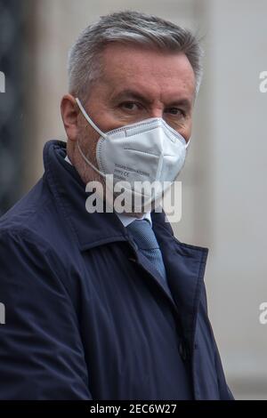 Roma, Italia. 13 Feb 2021. Lorenzo Guerini, Ministro della Difesa. Il nuovo Governo italiano, guidato dal Professore ed ex Presidente della Banca Centrale europea Mario Draghi, lascia il Palazzo del Quirinale dopo aver giurato davanti al Presidente della Repubblica Italiana, Sergio Mattarella. Questo è il sessantasettesimo Governo d'Italia. Credit: LSF Photo/Alamy Live News Foto Stock